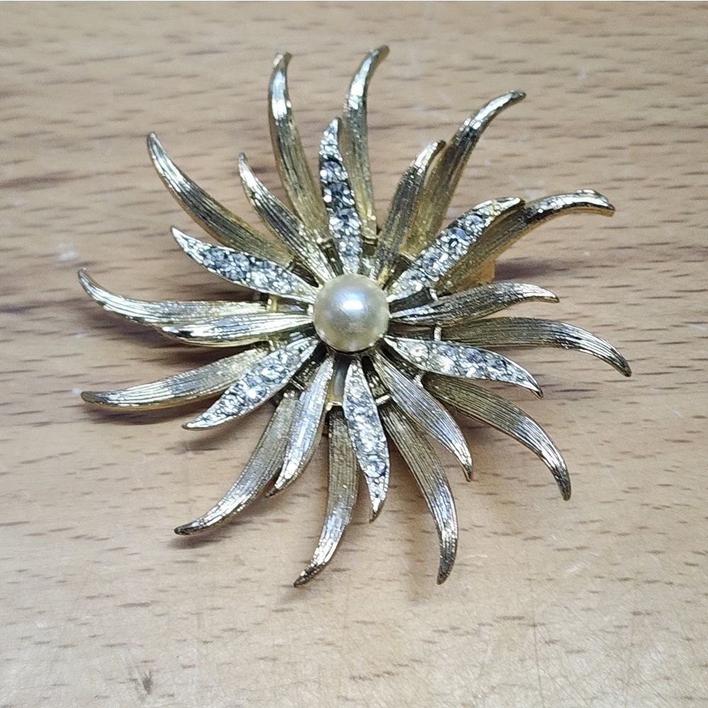 Vintage Lisner Brooch Gold Flower Crystal & Pearl